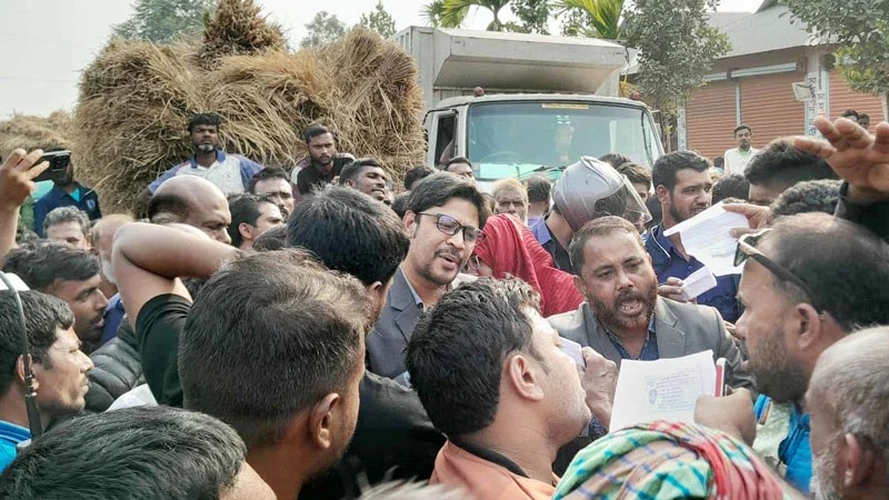 সারের দাবিতে সড়ক অবরোধ করে কৃষকদের বিক্ষোভ